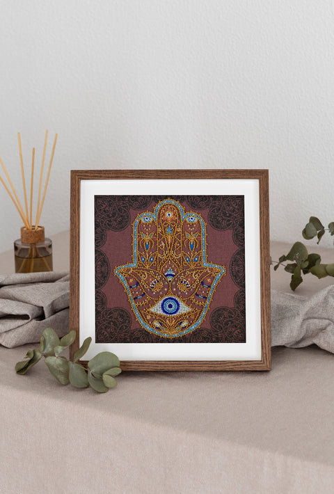 Dekoratyvinis karoliukų siuvinėjimo rinkinys Abris Art „Auksinė Hamsa“, 20 x 20 cm