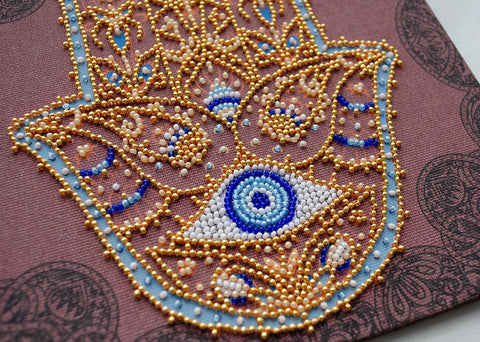 Dekoratyvinis karoliukų siuvinėjimo rinkinys Abris Art „Auksinė Hamsa“, 20 x 20 cm