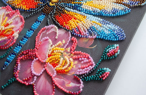 Karoliukų siuvinėjimo komplektas „Žėrinčiais sparnais“, 20x20 cm rankdarbių paveikslas