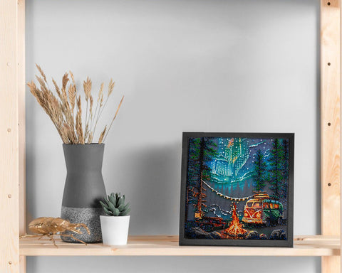 Karoliukų siuvinėjimo komplektas „Stovyklavimas po žvaigždėmis“, 20×20 cm paveikslas