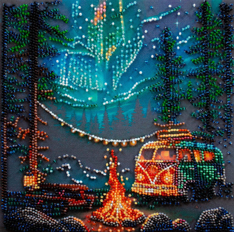 Karoliukų siuvinėjimo komplektas „Stovyklavimas po žvaigždėmis“, 20×20 cm paveikslas