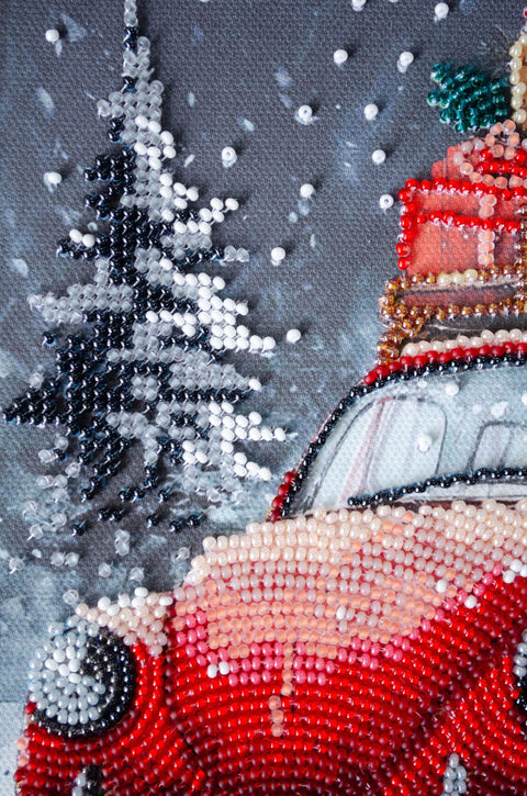 Karoliukų siuvinėjimo komplektas „Šventinis pristatymas“, 20x20 cm rankdarbių paveikslas