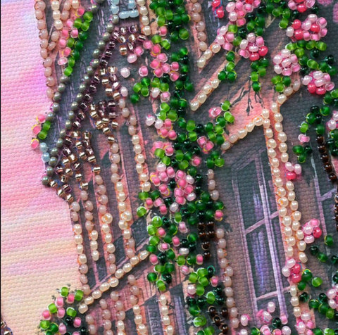 Karoliukų siuvinėjimo rinkinys „La Vie en Rose“ – miesto peizažas, 20x20 cm