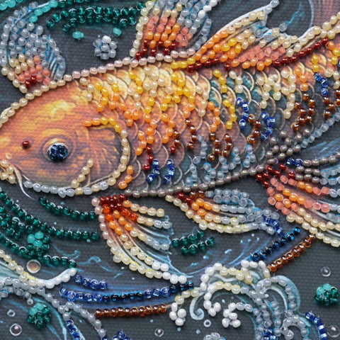 Vidutinio dydžio karoliukų siuvinėjimo rinkinys „Šokis tarp bangų“ dekoratyviniam paveikslui 20x20 cm