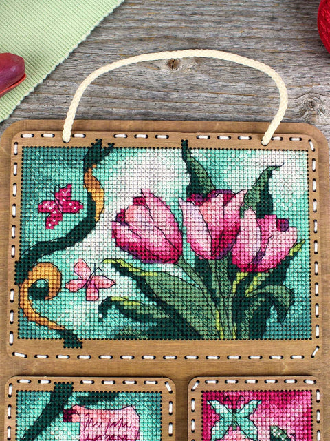 Pavasario koliažas – medinis perforuotos bazės kryželių siuvinėjimo rinkinys, 26 × 17 cm