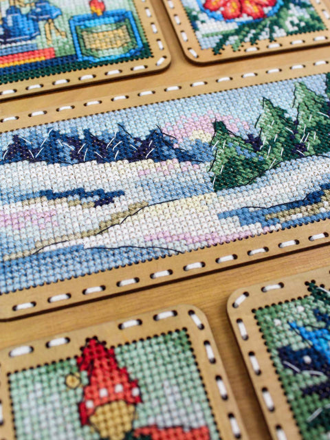 Žiemos koliažas – kryželiu siuvinėjimo rinkinys ant medinės perforuotos bazės, 26×17 cm
