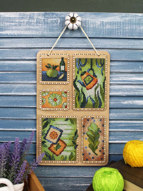 Vasariškas gamtos koliažas – kryželiu siuvinėjimo rinkinys ant medinio pagrindo 26×17 cm