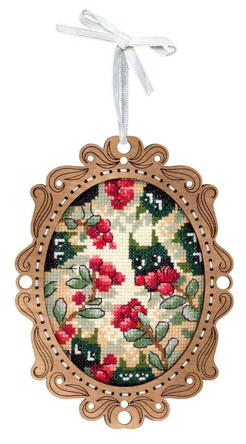 „Bruknių miškas“ siuvinėjimo kryželiu rinkinys ant medžio, 14×10 cm – miniatiūra interjerui