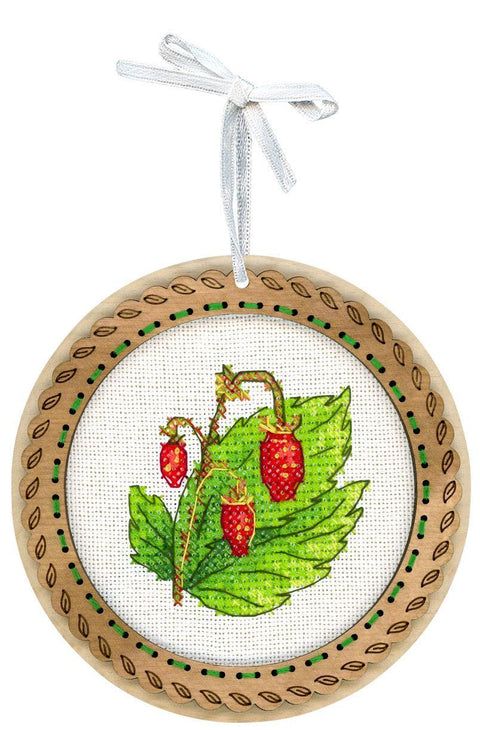 Siuvinėjimas kryželiu ant medžio „Braškės“ – 10 × 10 cm mini dekoras