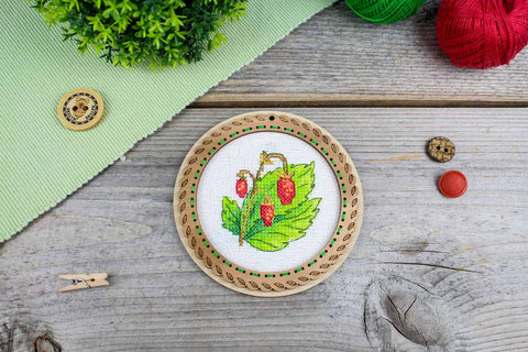Siuvinėjimas kryželiu ant medžio „Braškės“ – 10 × 10 cm mini dekoras