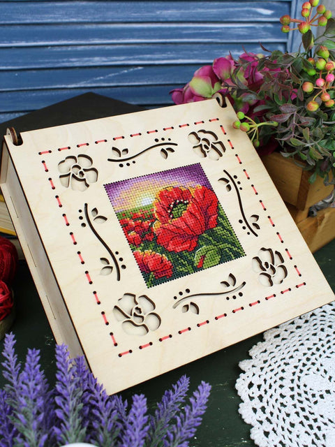 Siuvinėjimo kryželiu rinkinys ant medžio – dėžutė „Aguonos“ 20 x 20 cm