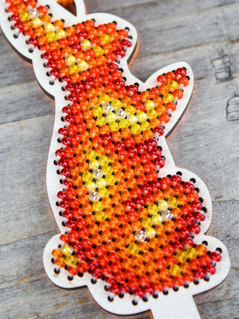 Siuvinėjimo kryželiu rinkinys ant medžio „Kiškutis su ledinuku“ 9 x 4 cm