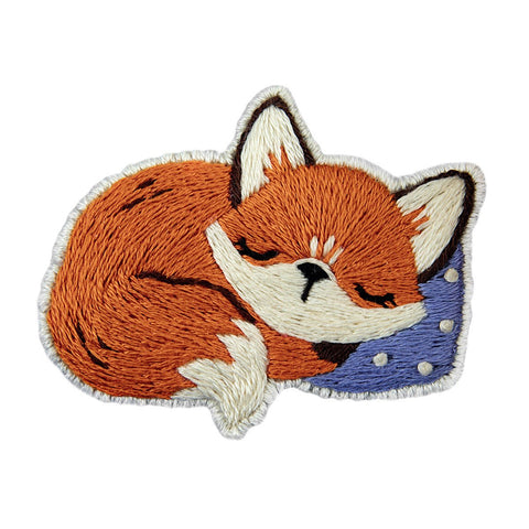 Siuvinėjimo rinkinys brošei „Mieganti lapė“ 5,5×4,5 cm - kaSiulai.lt
