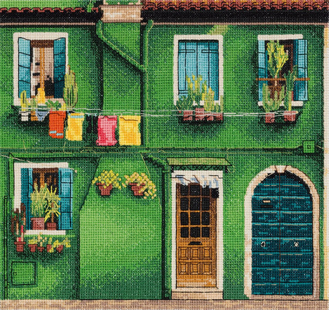 Siuvinėjimo rinkinys „Burano gatvės“ — spalvingas kryželiu siuvintas paveikslas - kaSiulai.lt