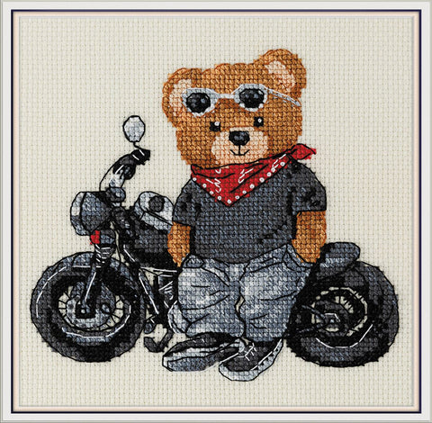 Siuvinėjimo kryželiu rinkinys „Biker Bear“ – meškinas motociklininkas, dalinis siuvinėjimas 15x14 cm