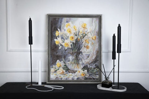 Siuvinėjimo kryželiu rinkinys „Švelnūs narcizai“ – narcizų natiurmortas, 34,7 × 44,8 cm