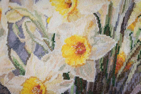 Siuvinėjimo kryželiu rinkinys „Švelnūs narcizai“ – narcizų natiurmortas, 34,7 × 44,8 cm