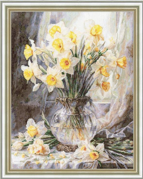 Siuvinėjimo kryželiu rinkinys „Švelnūs narcizai“ – narcizų natiurmortas, 34,7 × 44,8 cm