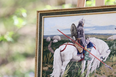 Kryželiu siuvinėjimo rinkinys „Riteris kryžkelėje“ ant 18 dydžio „Zweigart“ drobės, 62,5×37 cm, 95 „Madeira“ spalvos