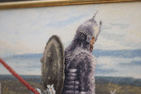 Kryželiu siuvinėjimo rinkinys „Riteris kryžkelėje“ ant 18 dydžio „Zweigart“ drobės, 62,5×37 cm, 95 „Madeira“ spalvos