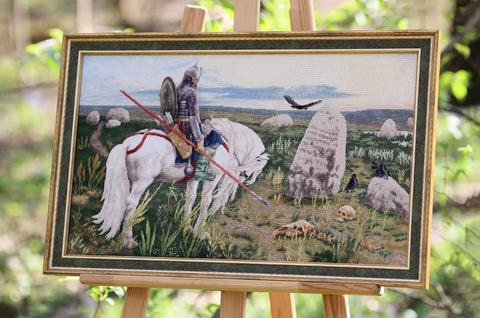 Kryželiu siuvinėjimo rinkinys „Riteris kryžkelėje“ ant 18 dydžio „Zweigart“ drobės, 62,5×37 cm, 95 „Madeira“ spalvos