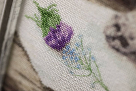 Kryželiu siuvinėjimo rinkinys „Rami senojo kaimo diena“ – klasikinis natiurmortas, 28,7×38,5 cm