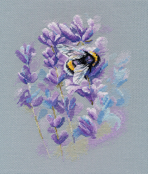 „Kamanė ant levandų“ siuvinėjimo kryželiu rinkinys, 15 × 20 cm (vertikalus)