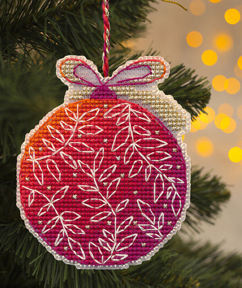 Kalėdinis siuvinėjimo kryželiu rinkinys „Raudonas burbulas“ – eglutės žaisliukas S1695