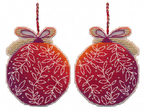 Kalėdinis siuvinėjimo kryželiu rinkinys „Raudonas burbulas“ – eglutės žaisliukas S1695