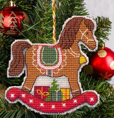 Kalėdinis kryželiu siuvinėjamas eglutės žaisliukas „Arkliukas“ – pilnas rankdarbių rinkinys