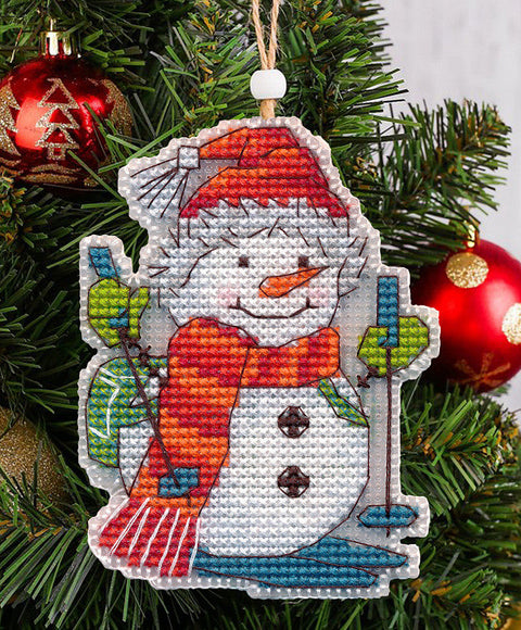 Kalėdinis kryželių siuvinėjimo rinkinys žaisliukui ant eglutės „Slidininkas“ S1699