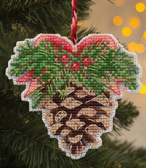 Kryželiu siuvinėjimo rinkinys „Kalėdinis kankorėžis“ dekorui, 9,3 × 8,5 cm