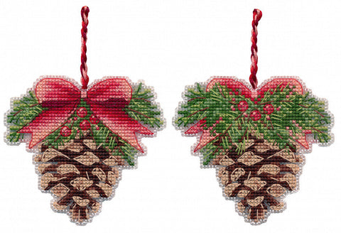 Kryželiu siuvinėjimo rinkinys „Kalėdinis kankorėžis“ dekorui, 9,3 × 8,5 cm