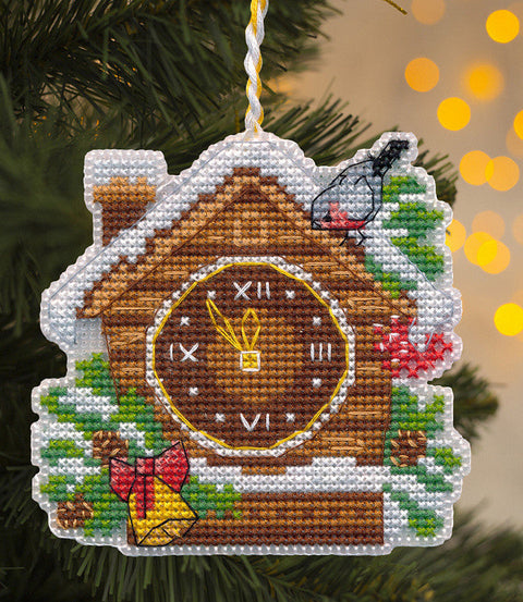 Siuvinėjimo kryželiu rinkinys „Kalėdinė eglutė su Naujųjų metų laikrodžiu“, 9 × 8,7 cm