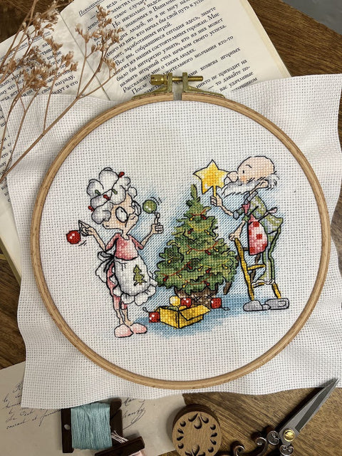 „Močiutė ir Naujieji metai“ kryželių siuvinėjimo rinkinys, 13,5×13,5 cm