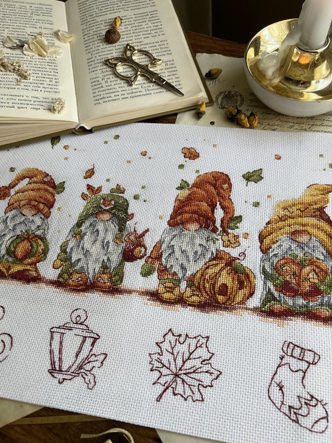 Rudeniniai nykštukai kryželiu siuvinėti – pilnas siuvinėjimo rinkinys 32x21,5 cm