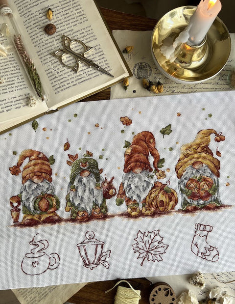 Rudeniniai nykštukai kryželiu siuvinėti – pilnas siuvinėjimo rinkinys 32x21,5 cm