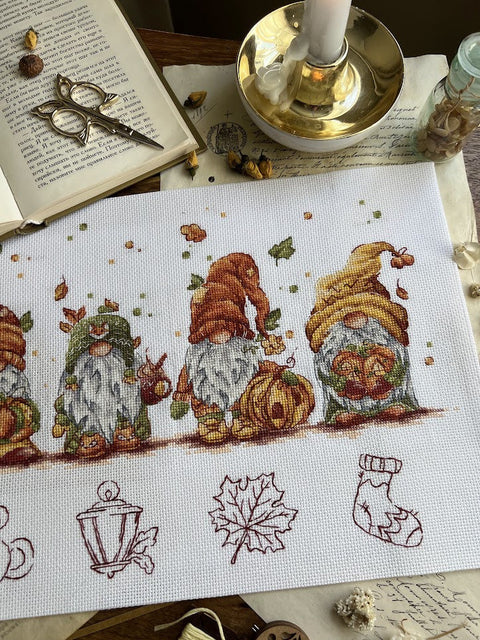 Rudeniniai nykštukai kryželiu siuvinėti – pilnas siuvinėjimo rinkinys 32x21,5 cm