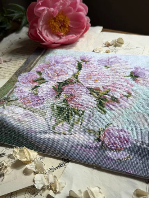 Siuvinėjimo kryželiu rinkinys „Bijūnai prie lango“ 24,5 x 24,5 cm