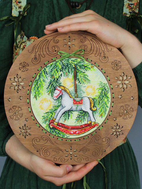 Šventinis kryželių siuvinėjimo rinkinys „Naujųjų metų arklys“, 16×16 cm