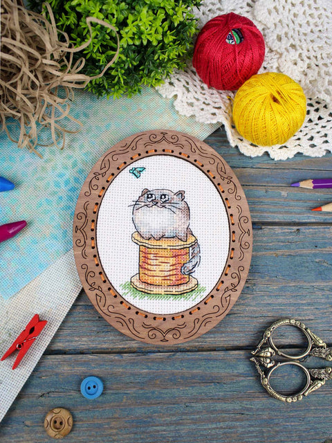 Smalsi katė – mini kryželiu siuvinėjimo rinkinys 9×6 cm, gyvūnų miniatiūra