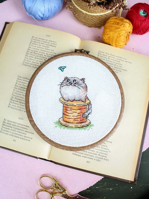 Smalsi katė – mini kryželiu siuvinėjimo rinkinys 9×6 cm, gyvūnų miniatiūra