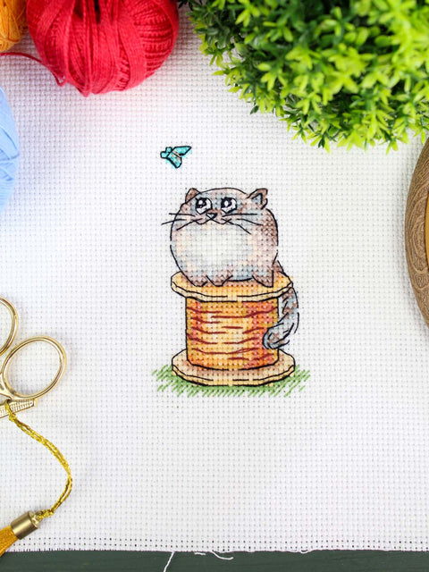Smalsi katė – mini kryželiu siuvinėjimo rinkinys 9×6 cm, gyvūnų miniatiūra
