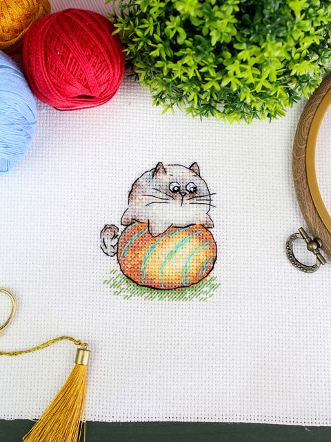 Mažo formato kryželiu siuvinėjimo rinkinys „Katinėlis su kamuoliuku“, 7 × 6 cm miniatiūrinis gyvūnų motyvas