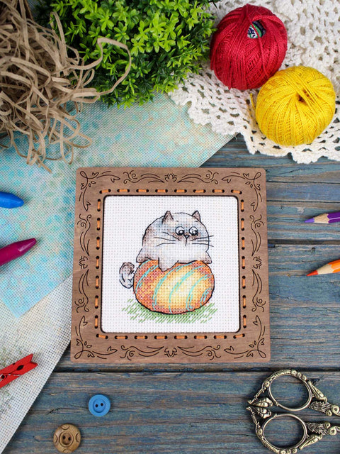 Mažo formato kryželiu siuvinėjimo rinkinys „Katinėlis su kamuoliuku“, 7 × 6 cm miniatiūrinis gyvūnų motyvas