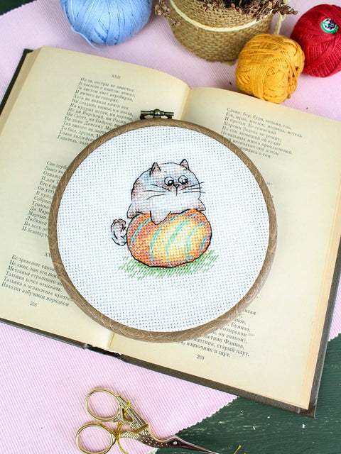 Mažo formato kryželiu siuvinėjimo rinkinys „Katinėlis su kamuoliuku“, 7 × 6 cm miniatiūrinis gyvūnų motyvas