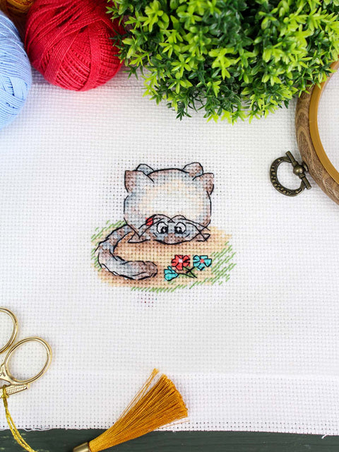 Mini siuvinėjimo kryželiu rinkinys „Katė“ – 7x7 cm gyvūnų motyvo paveikslėlis
