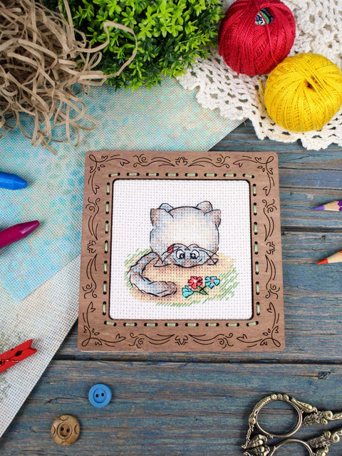 Mini siuvinėjimo kryželiu rinkinys „Katė“ – 7x7 cm gyvūnų motyvo paveikslėlis