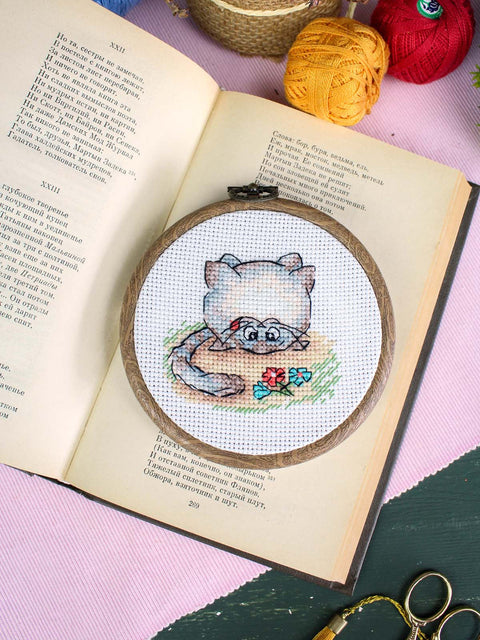Mini siuvinėjimo kryželiu rinkinys „Katė“ – 7x7 cm gyvūnų motyvo paveikslėlis