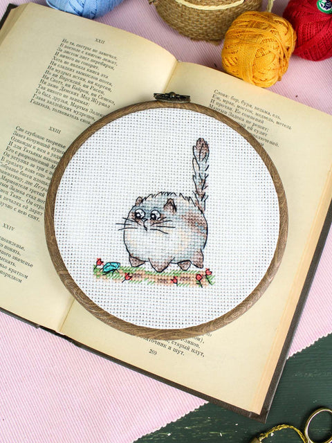 Mini kryželių siuvinėjimo rinkinys „Atsargiai, katė!“ su gyvūnų motyvais, 9×7 cm